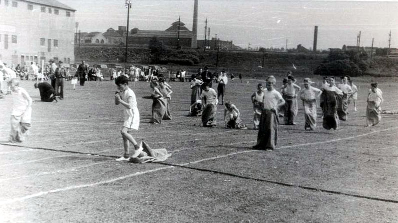 Sports Day 1950s.jpg - Sports Day, Location is the Motor Park. To the left is the Scottish Rugby Union Ground. Shown is the junior combined race.